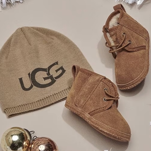 New UGGKids' Neumel and UGG Beanie Crib Shoe Gift Set (Infant) 2/3 6-12 mos. - Picture 4 of 13